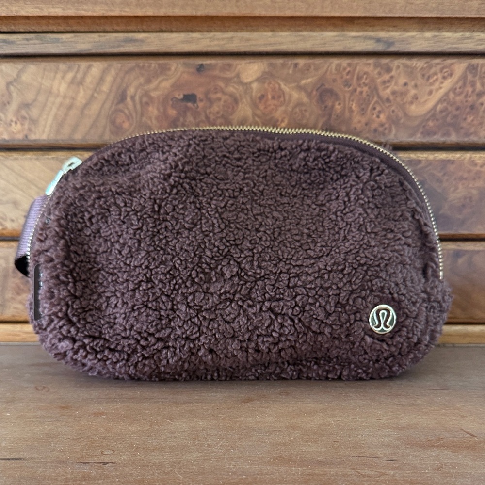 lululemon Everywhere Belt Bag 1L Size Brown Fleece Gold Details